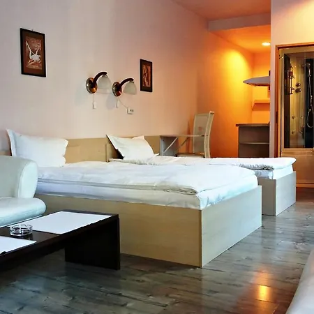 Lucas 10 Apartahotel 3*