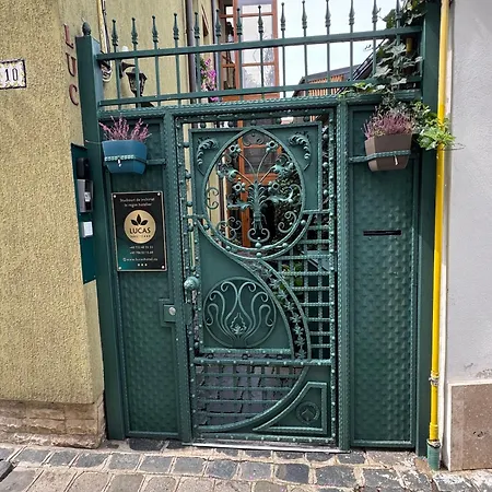 Lucas 10 Aparthotel 3*