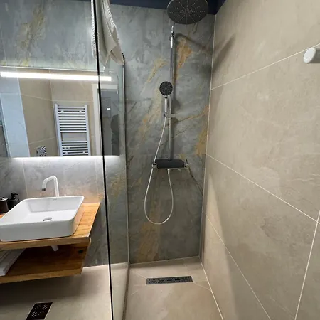 Lucas 10 Aparthotel 3*