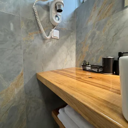 Lucas 10 Aparthotel 3*