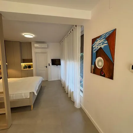 Lucas 10 Apartmanhotel 3*