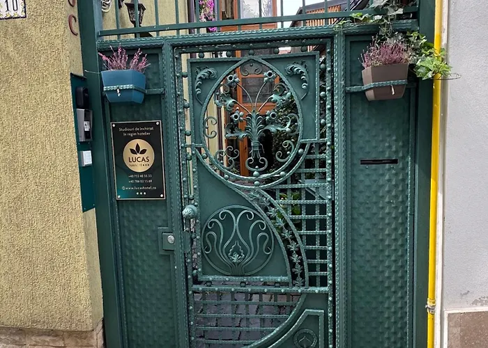 Lucas 10 Apartmanhotel 3*