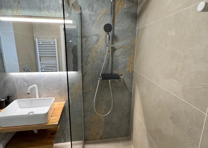 Lucas 10 Apartmanhotel 3*